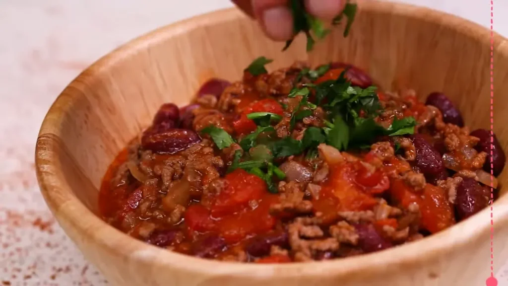 Chili con Carne servi avec garnitures