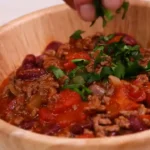 Chili con Carne servi avec garnitures