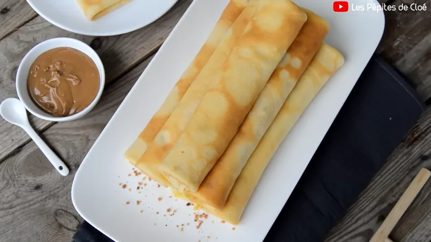 Crêpes finies empilées sur une assiette